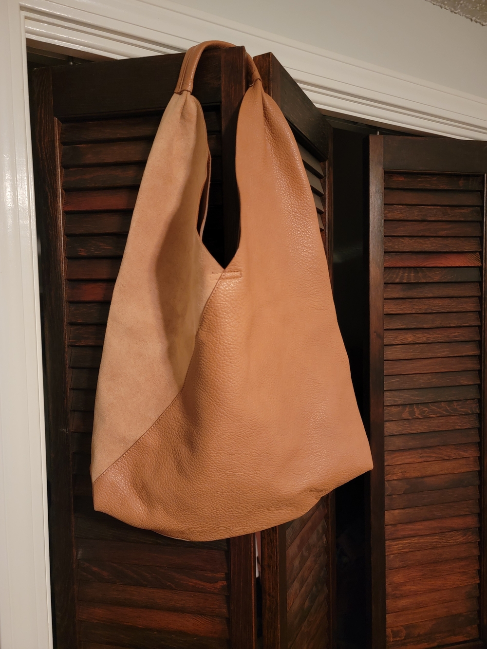 Like New Women’s Two-Tone Tan Hobo Shoulder Bag